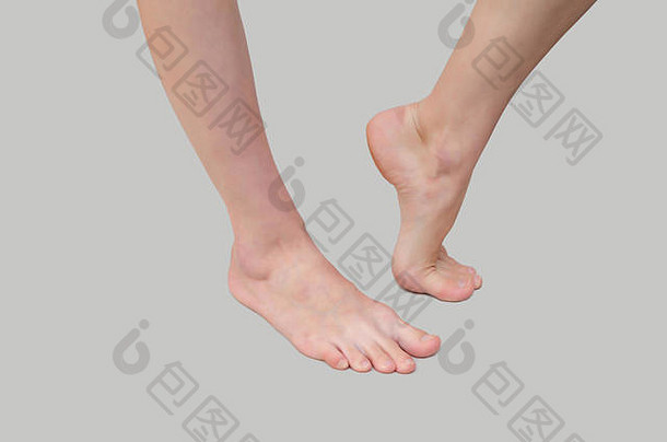 美丽的女脚灰色的背景美容修脚脚护理脚真菌治疗温暖的地板上放松