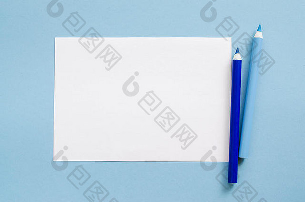 白色空白表纸蓝色的铅笔