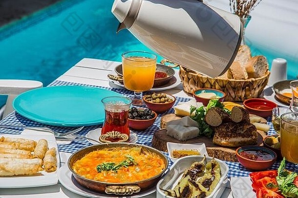 概念促销早....早餐酒店美味的蛋本尼迪克特土耳其法国早餐茶橙色汁游泳池