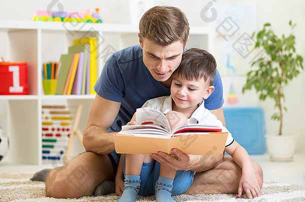 孩子男孩父亲读书在室内
