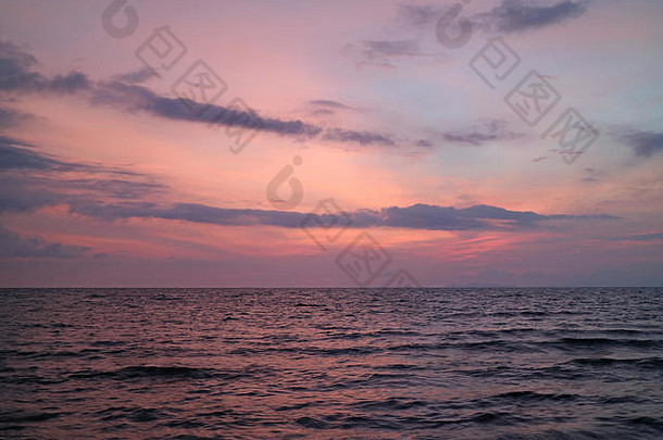 柔和的粉红色的紫色的颜色热带日落天空海湾泰国温柔的波背景横幅