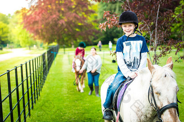 男孩自闭症多动症埃斯博格综合症并发症状骑马教练美丽的农村精神健康特伦特姆花园