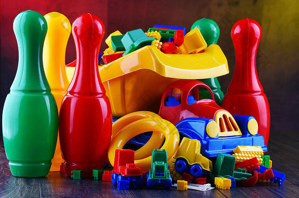 作文色彩斑斓的塑料孩子们玩具
