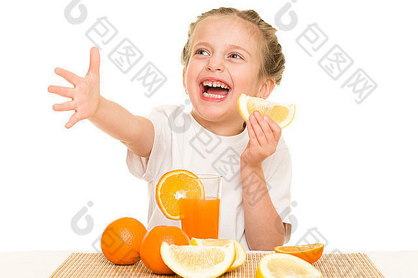 女孩橙子喝汁