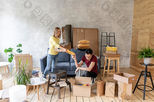 快乐微笑夫妇移动房子拆包纸箱盒子搬迁改造概念