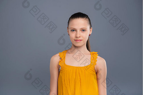 肖像美丽的十几岁的女孩黄色的内底