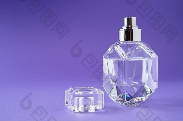 孤立的透明的香水瓶紫色的背景礼物概念香味喷雾模拟春天气味