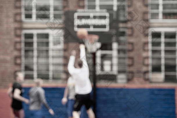街篮球青年朋友玩攻击模糊背景活跃的生活方式体育年轻的人