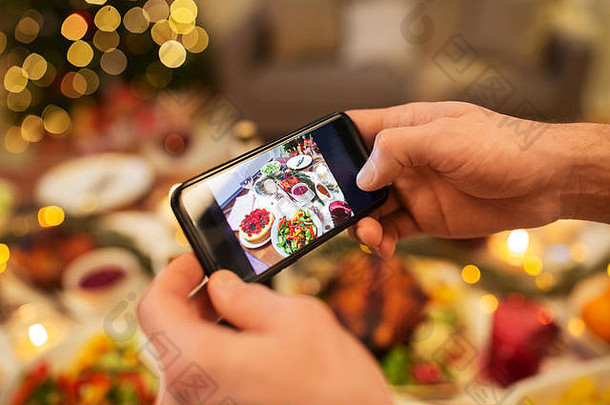 手拍摄食物圣诞节晚餐