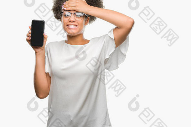 年轻的美丽的非洲式发型美国显示智能手机屏幕孤立的背景强调手头震惊了羞愧惊喜脸这