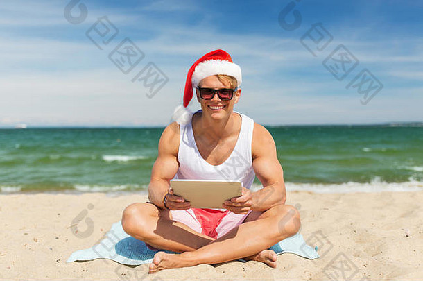 快乐男人。平板电脑海滩圣诞节