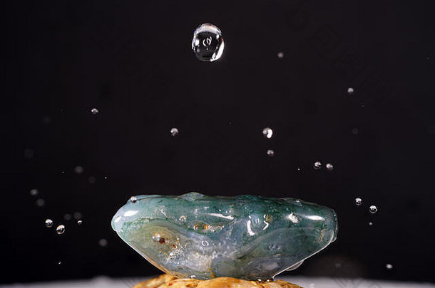 莫斯玛瑙类型玉髓矿物质绿色颜色石头形成丝结构莫斯