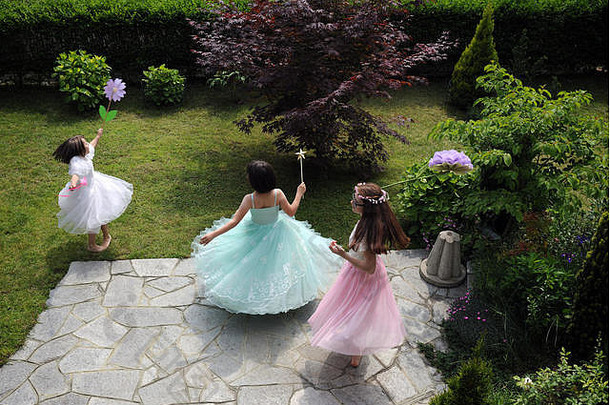 女孩穿着公主玩花园