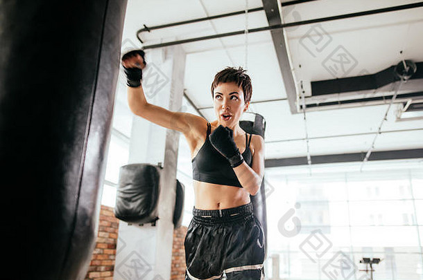肌肉发达的女人succed拳击熟练的体育运动