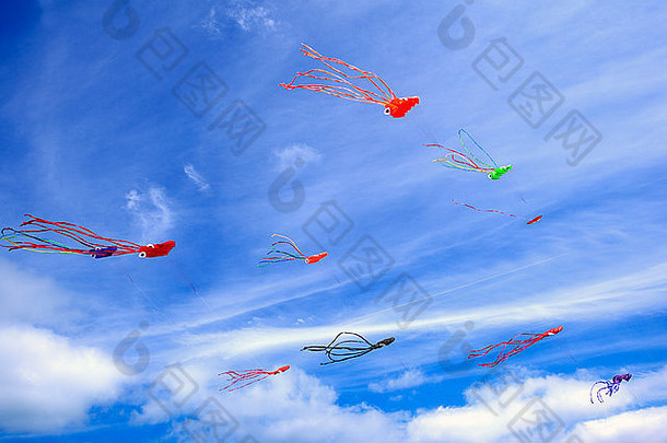 色彩斑斓的风筝蓝色的天空