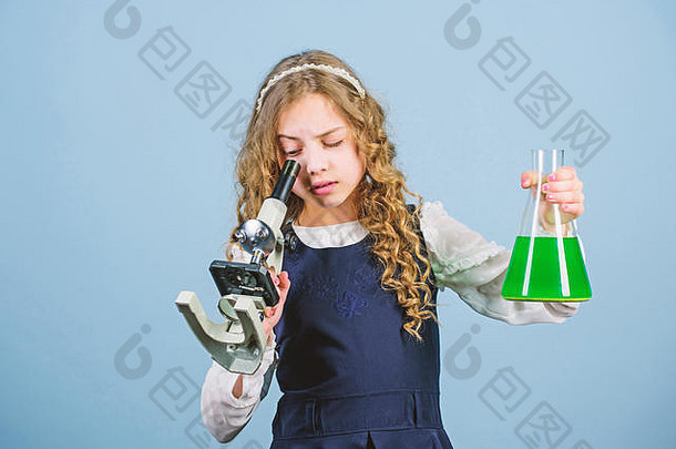 科学孩子研究bilogy教训发现未来教育知识科学研究实验室<strong>小天才</strong>女孩显微镜回来学校<strong>小</strong>女孩科学家测试瓶