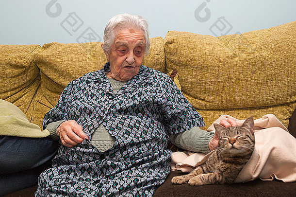 上了年纪的女人抚摸猫内部首页