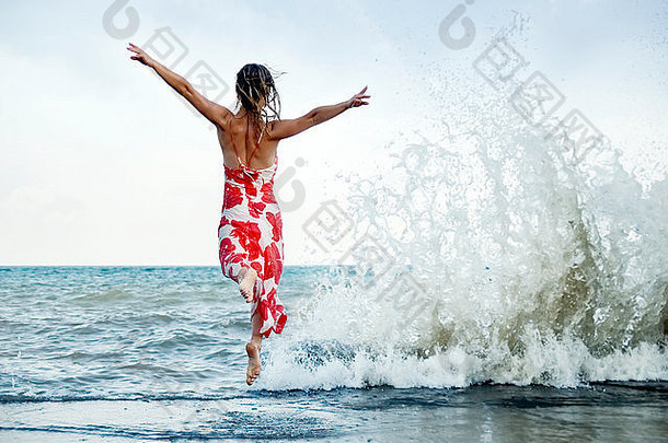 女人跳海滩