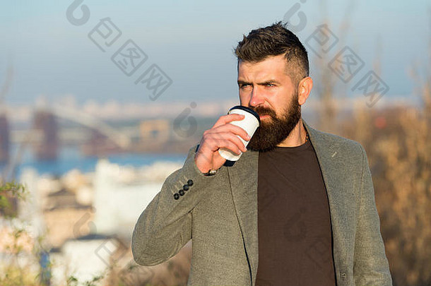 能源充电有胡子的男人。享受喝咖啡户外商人喝外卖咖啡咖啡咖啡打破早....早餐