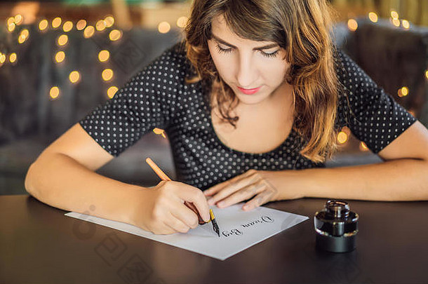 梦想大集目标行动书法家年轻的女人写短语白色纸买或卖股票观赏装饰信书法图形