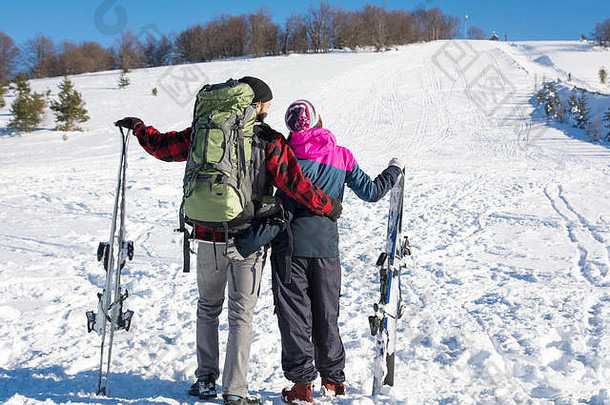 夫妇滑雪板雪覆盖山