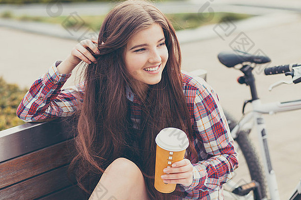 年轻的女人喝咖啡自行车旅行