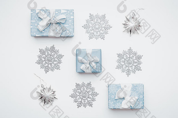 美丽的圣诞节礼物银雪花孤立的白色背景柔和的蓝色的彩色的包装圣诞节盒子圣诞节作文