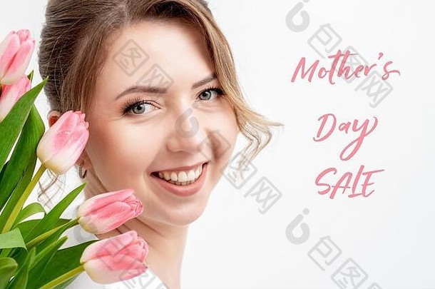 一半脸肖像年轻的女人粉红色的郁金香微笑白色背景文本母亲的一天出售
