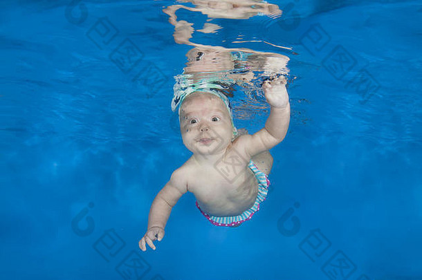 个月婴儿女孩学习游泳水下水孩子类池