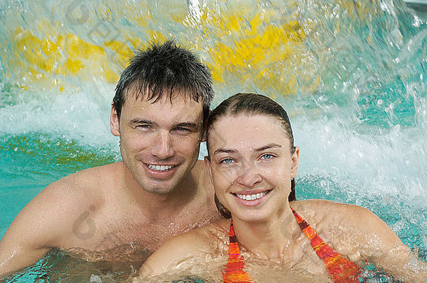 年轻的夫妇游泳池肖像