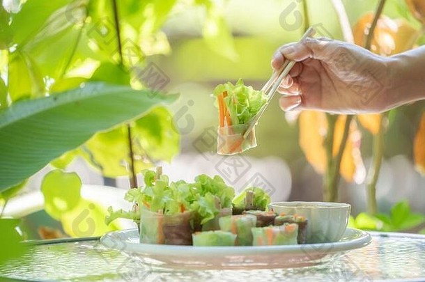 泰国新鲜的春天卷新鲜的蔬菜<strong>大米包装</strong>蔬菜内部卷吃具体的酱汁
