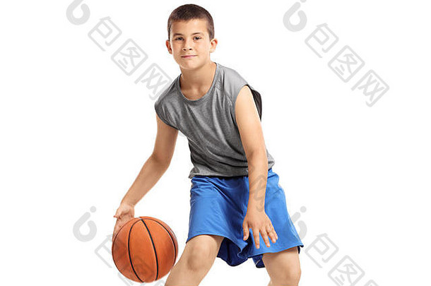 男孩玩<strong>篮球</strong>孤立的白色背景