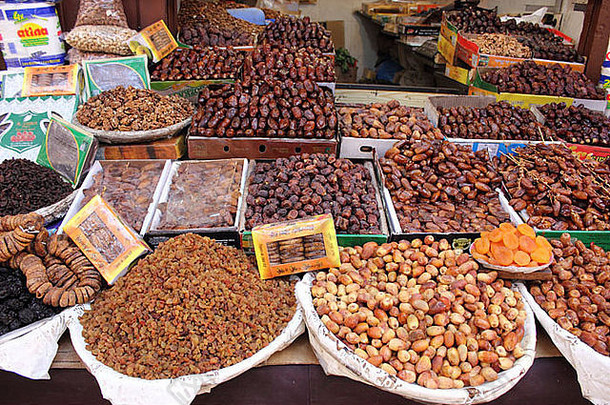 摩洛哥日期无花果杏子坚果做了什么麦地那摊位位于心中世纪的城市的熙熙攘攘的市场