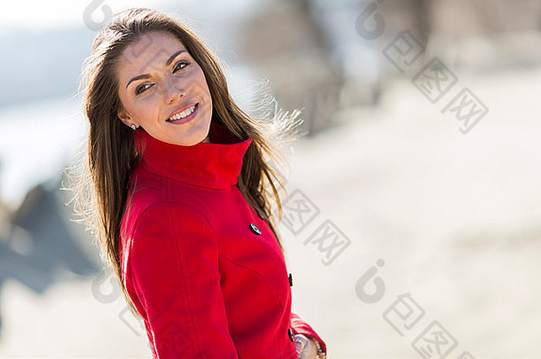 漂亮的年轻的女人红色的外套