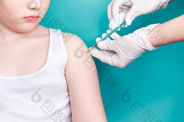 医生使疫苗接种孩子接种肩膀