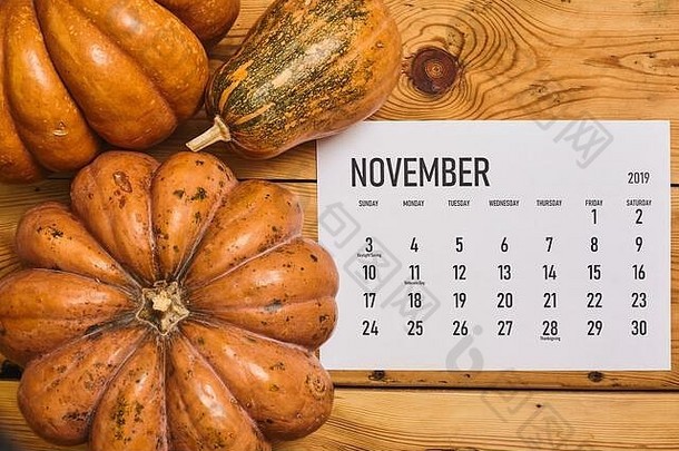 简单的11月日历装饰南瓜木背景视图前视图