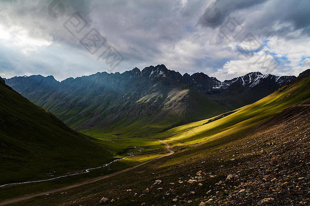太阳射线天山山脉山吉尔吉斯斯坦
