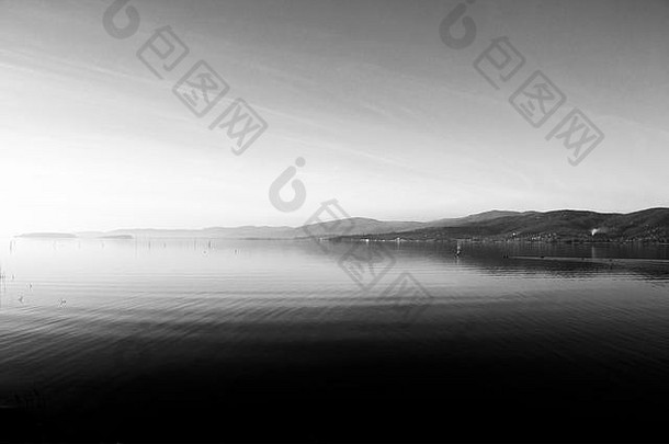 美丽的视图trasimeno湖Umbria意大利山天空反映水