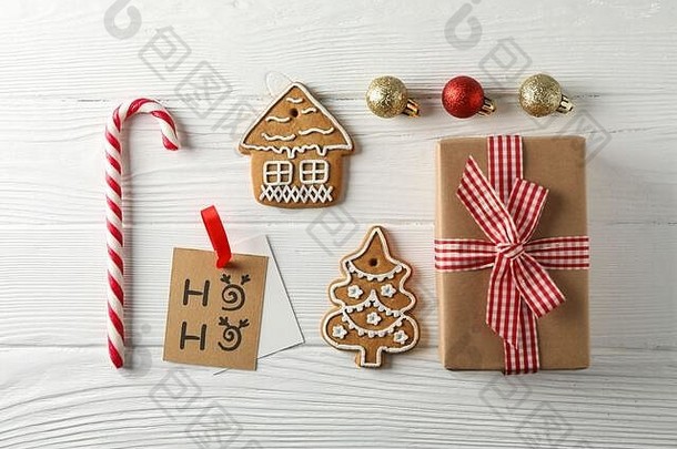 平躺作文美味的自制的圣诞节饼干礼物盒子糖果玩具白色木背景空间文本前视图
