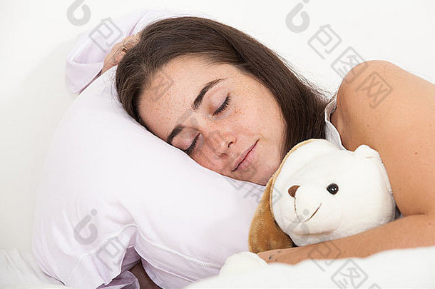 女人睡觉泰迪熊