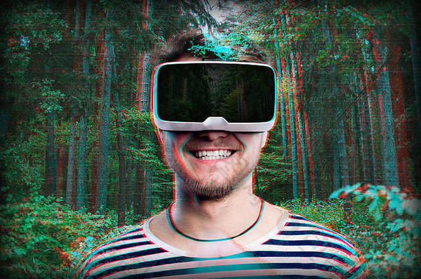 男人。穿虚拟现实护目镜绿色森林
