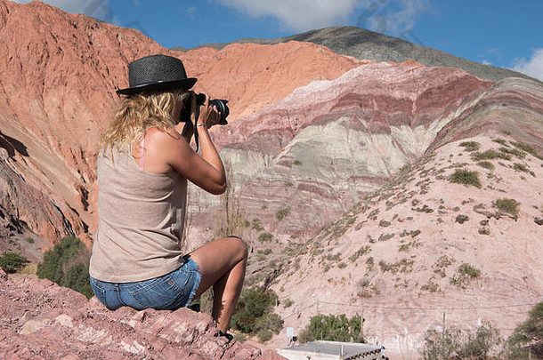 女人摄影师采取照片颜色山数码单反相机相机