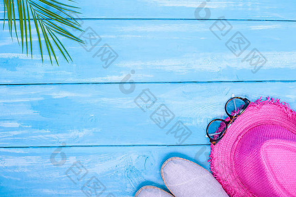 蓝色的木背景鞋子菠萝粉红色的他棕榈分支太阳镜的地方文本中心配件海滩假期复制空间平躺