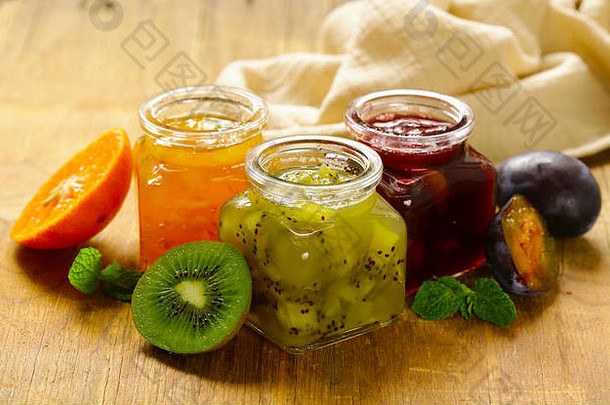 各种各样的浆果水果堵塞自制的罐头新鲜的浆果水果