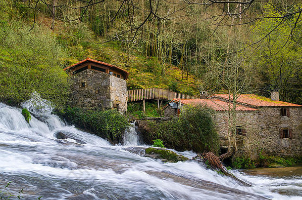 瀑布水米尔斯加利西亚西班牙自然公园巴罗萨河