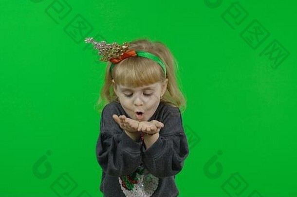 快乐美丽的婴儿女孩毛衣雪人圣诞节概念吹虚构的雪花积极的漂亮的年孩子使脸微笑浓度关键