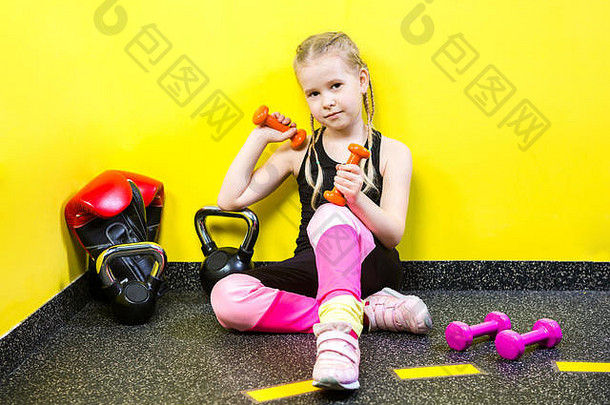 主题体育健康孩子们有趣的孩子高加索人女孩辫子坐在休息打破地板上健身房运动员哑铃设备