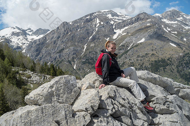 女徒步旅行者需要打破享受山的观点阿尔卑斯山脉利古里亚意大利