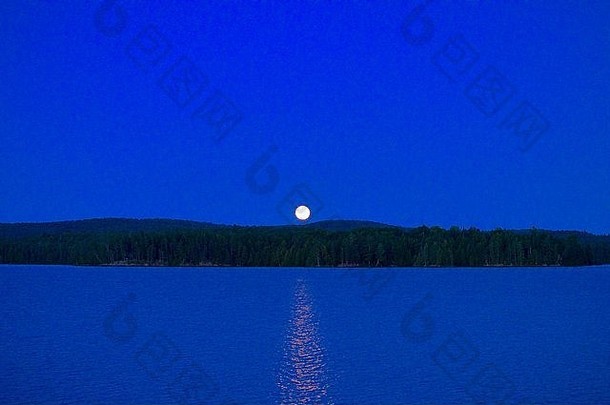 月亮上升湖山