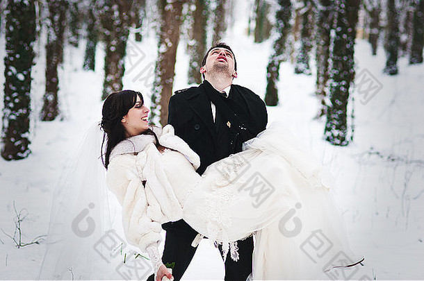 婚礼夫妇冬天雪森林